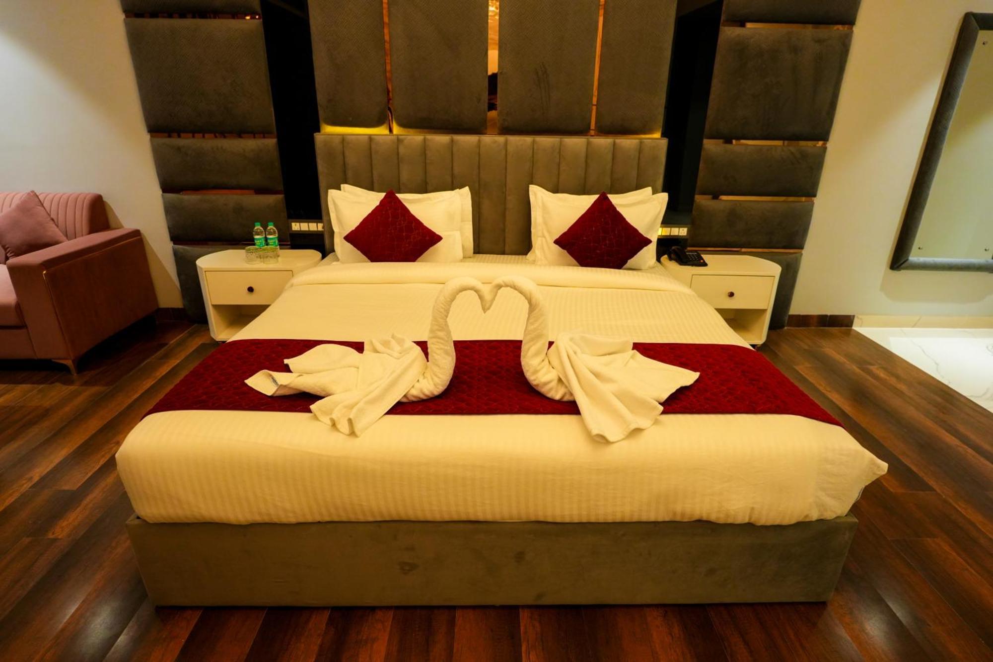 Hotel Adsan Heights Gajraula Zewnętrze zdjęcie